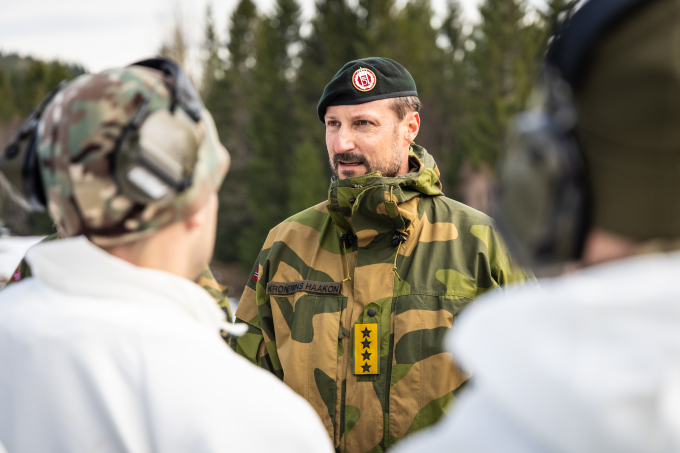 Soldatene fortalte om sine erfaringer fra frontlinjen og hvordan de opplever å få utdanning i Norge. Foto: Kristian Kapelrud / Forsvaret
 